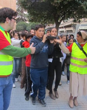 Numerosos jóvenes portan la Cruz durante el Rosario de ayer. :: L. S.